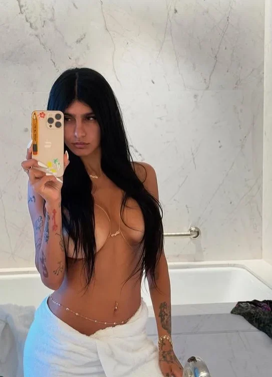 mia khalifa en tetas